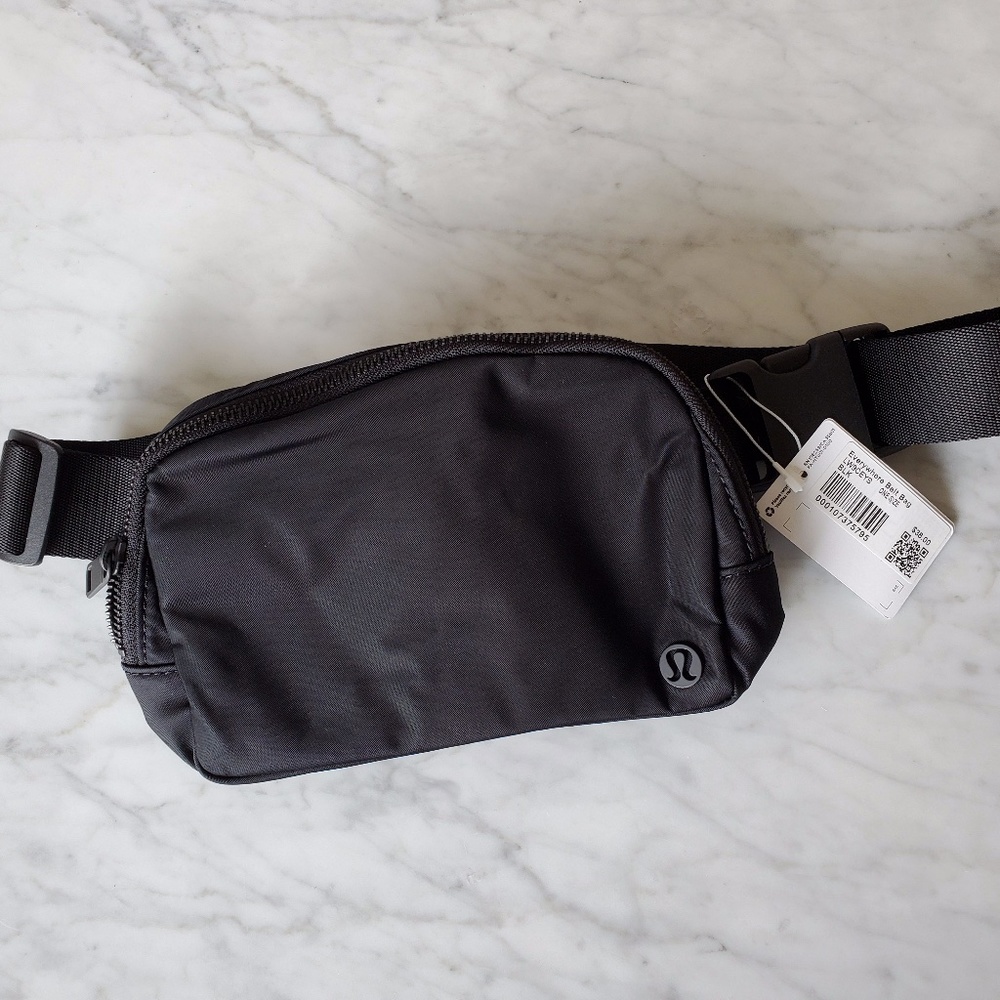 Lululemon Everywhere Belt Bag in Black